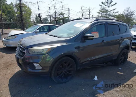 2017 Ford Escape Titanium z USA, uszkodzony, nr VIN 1FMCU9JDXHUB25627